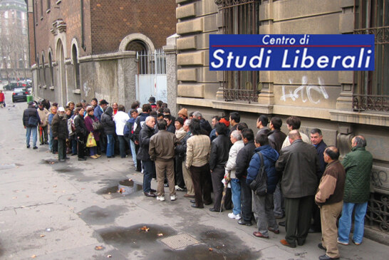 Riforma del sostegno ai poveri: la proposta di Caritas italiana e l’esperienza internazionale  Di Daniele Pacifico  (da “laVoce.info”) Le due forme di sostegno proposte dalla Caritas in sostituzione del Rdc consentirebbero di superare la confusione tra inserimento lavorativo e tutela di ultima istanza. L’idea é di affiancare ad una misura universale rivolta a tutti i poveri una misura complementare di assistenza alla disoccupazione, un modello che già esiste in molti altri paesi europei. https://lavoce.info/archives/100875/riforma-del-sostegno-ai-poveri-la-proposta-di-caritas-italiana-e-lesperienza-internazionale/